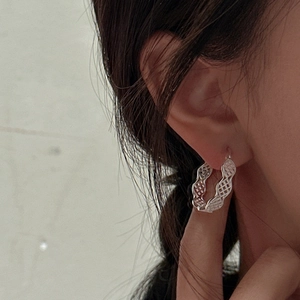 Boucles d'oreilles créoles en argent S925 avec texture maille et design ondulé