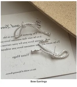 Détail des boucles d'oreilles nœud à franges en argent S925 avec texture corde torsadée