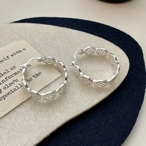 Créoles en argent sterling S925 avec texture en maille vintage et bords festonnés