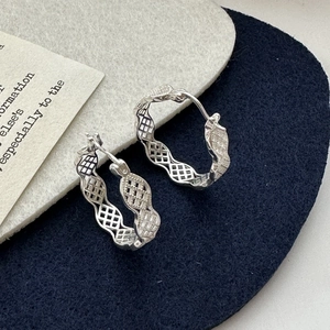 Boucles d'oreilles minimalistes en argent S925 avec un motif de grille ajouré style vintage