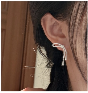 Vue détaillée de boucles d'oreilles nœud papillon en argent S925 portées par un mannequin