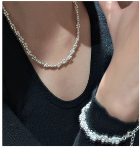 Detailansicht von S925 Sterling Silber Perlenhalskette und Armband-Set am Modell