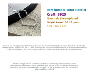 Macro di un bracciale a catena con nodo in argento S925 con ciondolo a cuore e chiusura