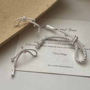Boucles d'oreilles vintage en argent S925 tressé avec glands sur papier d'art