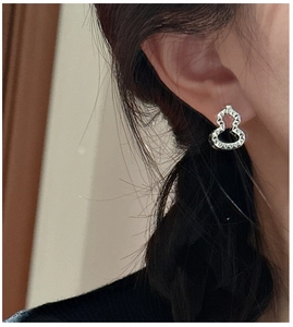 Detailed close-up of S925 silver gourd stud earring with geometric lattice texture