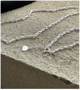 Dettaglio macro del bracciale a nodi in argento sterling S925 con finitura vintage