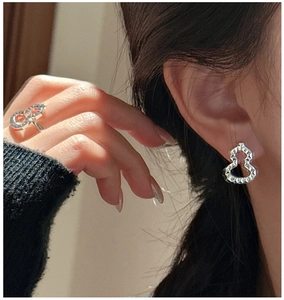Detail of S925 sterling silver gourd-shaped earrings and ring with textured pattern