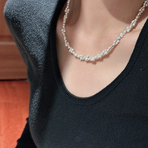 Minimalistische S925 Sterlingsilber Perlenhalskette getragen auf schwarzem Pullover