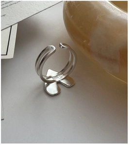 Macro shot of S925 sterling silver heart ring with minimalist texture and S925 hallmark