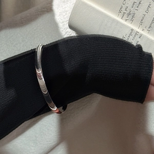 Minimalistisches S925 Sterlingsilber Armband mit poliertem Hochglanz-Finish am Ärmel