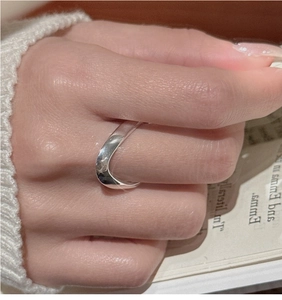 Detailansicht eines S925 Sterlingsilber U-Rings mit poliertem, gewelltem Design