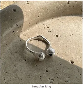 Détails de la bague irrégulière en argent avec sphères organiques et fini mat