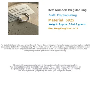 Détail macro d'une bague ouverte en argent S925 avec texture irrégulière et fini poli