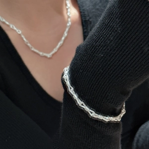 Bracciale S925 in argento sterling opaco con nodo su maglia nera dal design sobrio