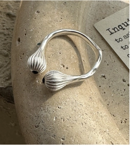 Vue macro d'une bague en argent S925 avec un anneau ouvert texturé et ajustable