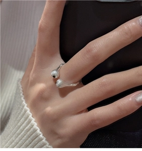 Gros plan détaillé d'une bague en argent S925 avec motif d'oignon et texture rayée verticale
