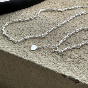 Collana a nodo minimalista in argento sterling S925 con design a catena avvolta in filo