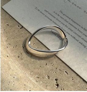 Nahaufnahme des polierten S925 Sterlingsilber U-Rings mit unregelmäßigem Wellendesign
