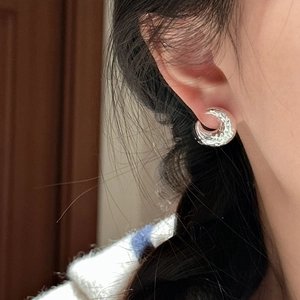 Minimalist S925 sterling silver crescent hoop earrings with vintage hammered texture