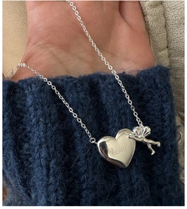 Détail du collier pendentif ange et coeur en argent S925 avec gravure BHEART en main