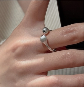 Détail de la bague en argent S925 avec onyx noir vintage et sphères texturées
