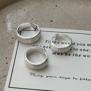 S925 sterling silver set featuring embossed heart pattern ring and hoop earrings