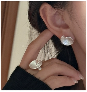 Close-up of matte S925 silver jewelry set with artistic organic folding leaf design