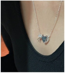 Détail du collier ange cœur en argent S925 avec gravure porté par un mannequin