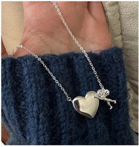 Détail du pendentif coeur en argent S925 avec relief ange Cupidon et gravure HEART