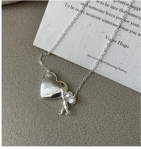 Gros plan du pendentif cœur d'ange en argent S925 avec gravure HEART et chaîne rétro
