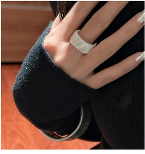 Detailed view of S925 sterling silver ring featuring fine vertical striped texture