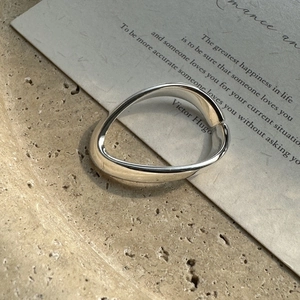 Minimalistischer S925 Silber U-Ring mit flüssigem Metalldesign auf Sandsteinsockel