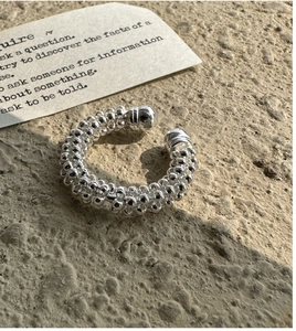 Dettaglio macro dell'anello con perline in argento S925 e punzonatura autentica