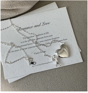 Détail du collier pendentif cœur ange en argent S925 avec une finition polie