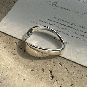 Minimalistischer S925 Sterlingsilber U-Ring mit unregelmäßigem, verdrehtem Geometrie-Design