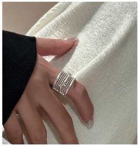 Detailed macro view of S925 silver ring featuring intricate 3D woven mesh texture design