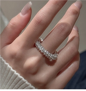 Dettaglio dell'anello a sfere in argento S925 indossato sulla mano con maglia morbida