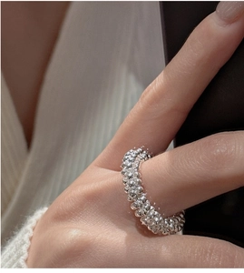 Primo piano di anello in argento sterling S925 con perline e texture vintage al dito