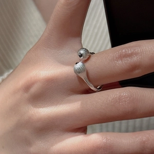 Bague ouverte en argent S925 avec onyx noir vintage et détails de sphères mates rayées