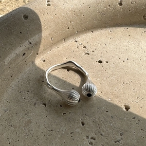 Bague ouverte en argent S925 au design ondulé avec détails raffinés en onyx noir