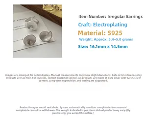 Détail des boucles d'oreilles et de la bague en argent sterling S925 au fini brossé