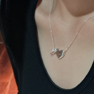 Collier en argent S925 avec pendentif cœur et ange sur mannequin en col V noir