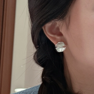 Minimalist S925 silver stud earrings with wrinkled texture on a female model