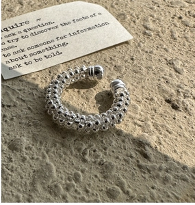 Dettaglio macro della trama di perline in argento sterling S925 e marchio di purezza