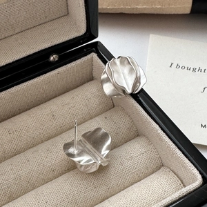 Elegant S925 sterling silver stud earrings featuring a minimalist matte wrinkled petal design