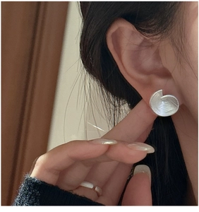Vue détaillée de boucles d'oreilles en argent S925 mat avec texture en métal brossé