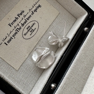 Minimalist S925 sterling silver earrings with matte wrinkled organic petal design