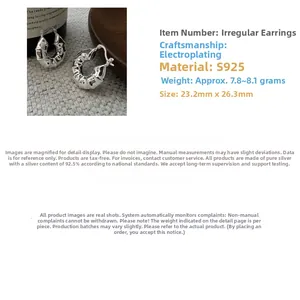 Détail de boucles d'oreilles en argent S925 avec texture ondulée irrégulière et mesures