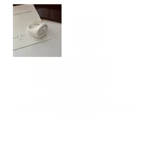 Vue détaillée d'une bague ajustable en argent sterling S925 avec design à rayures