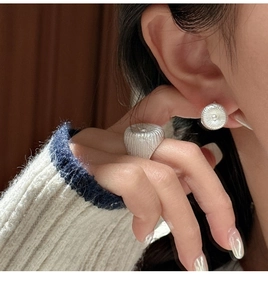 Détail de la bague et des boucles d'oreilles en argent S925 à texture rayonnante